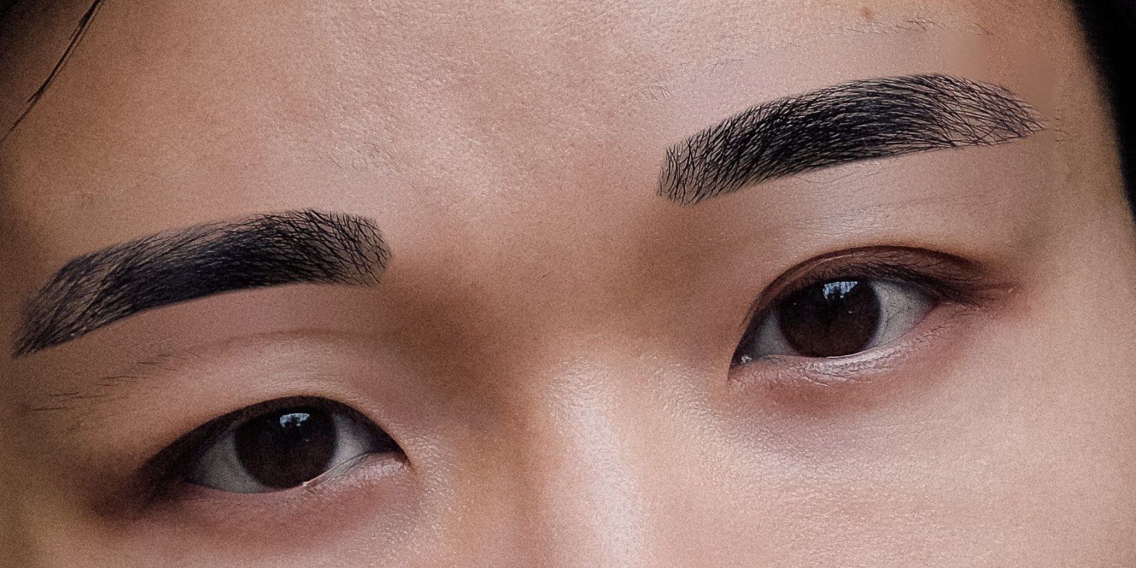 O mesmo homem depois: sobrancelhas limpas com a linha, com o volume natural mantido